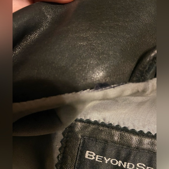 Vintage Y2K Genuine Butter-soft Leather Blazer. Pit to pit = 19.5 in. 2 pockets. - Picture 11 of 16